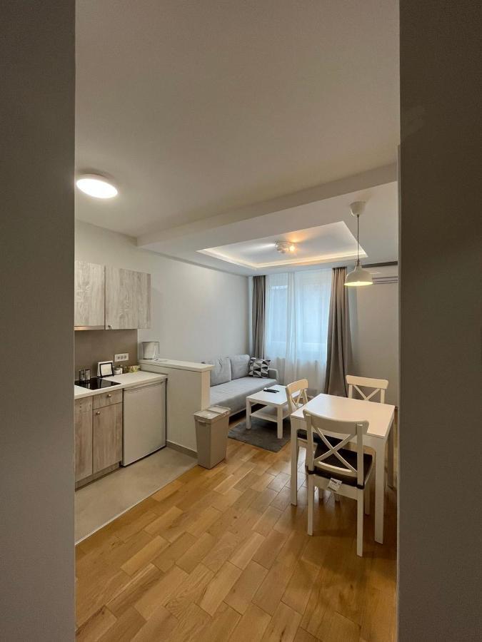 Black & White Apartment Суботица Екстериор снимка