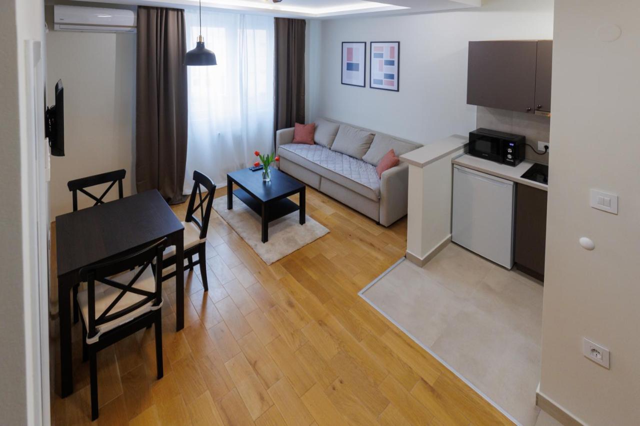 Black & White Apartment Суботица Екстериор снимка