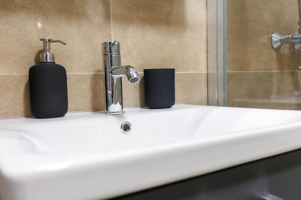 Black & White Apartment Суботица Екстериор снимка