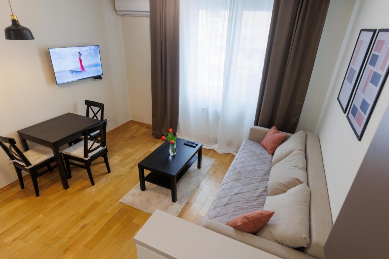 Black & White Apartment Суботица Екстериор снимка